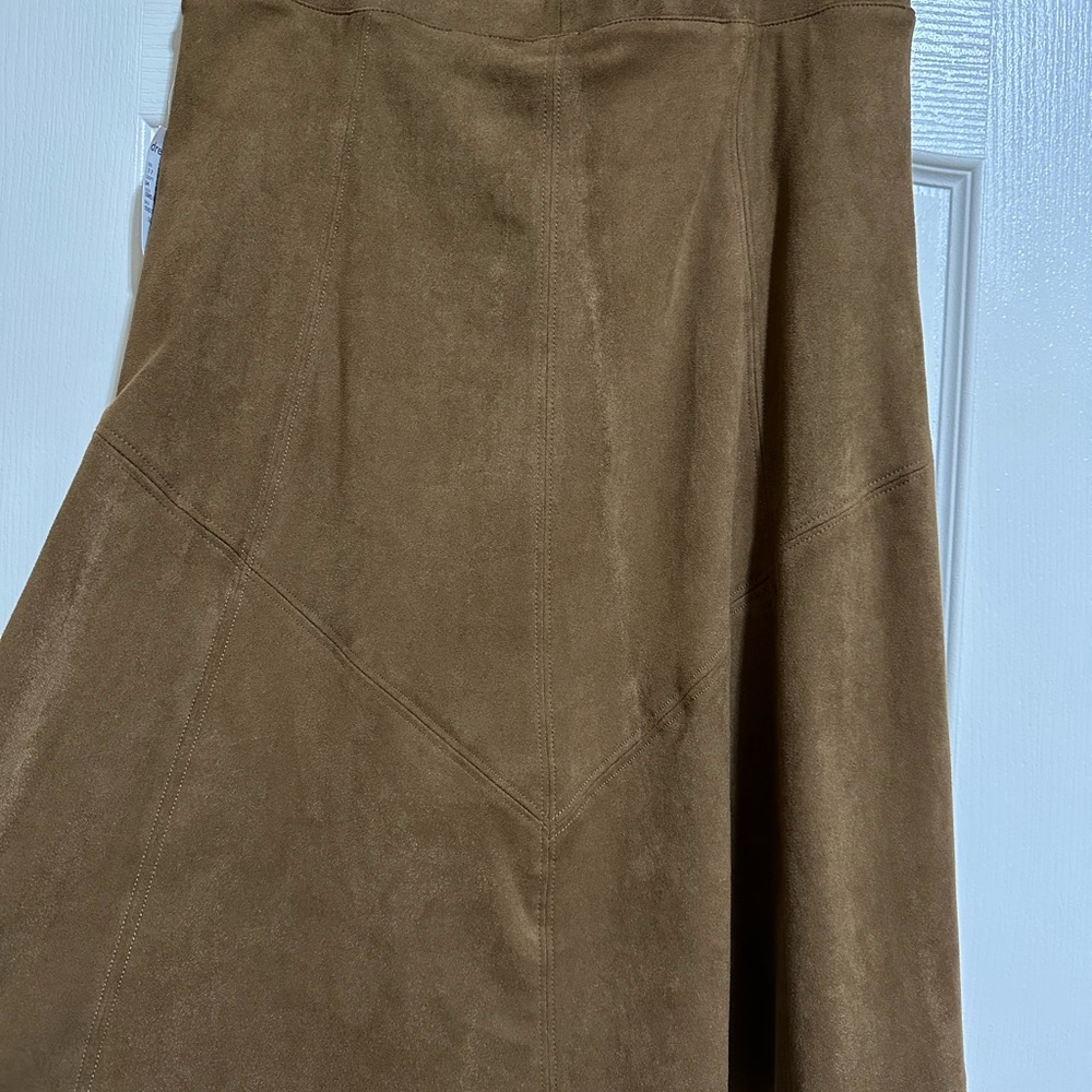 DRESS BARN TAN SKIRT w/POCKETS SEDN SKIES. SIZE M.